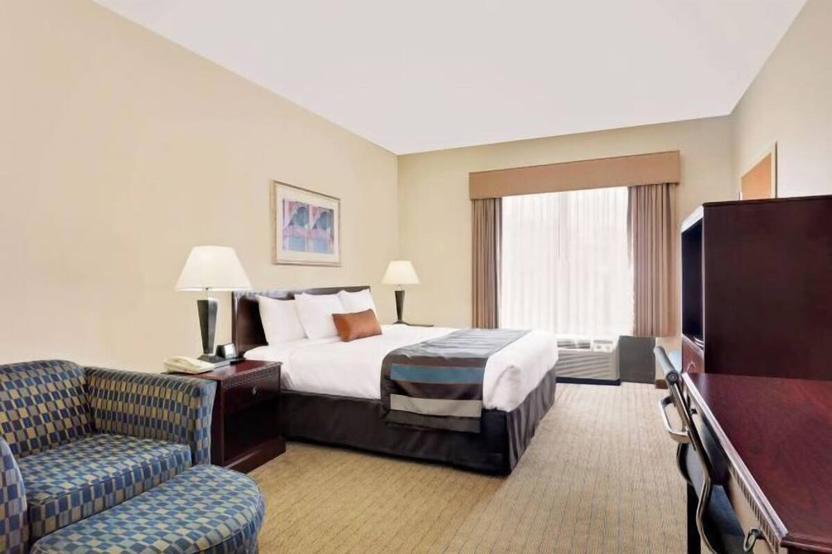 Värdeförvaringsskåp på rummet, skrivbord och mörkläggningsgardiner