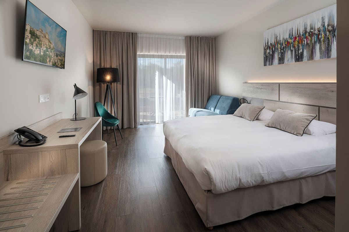 superior double room | minibar, in-room safe, individually decorated, individually furnished