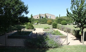 A garden with a building in the background. - Mas de la Senancole & Spa (Gordes)