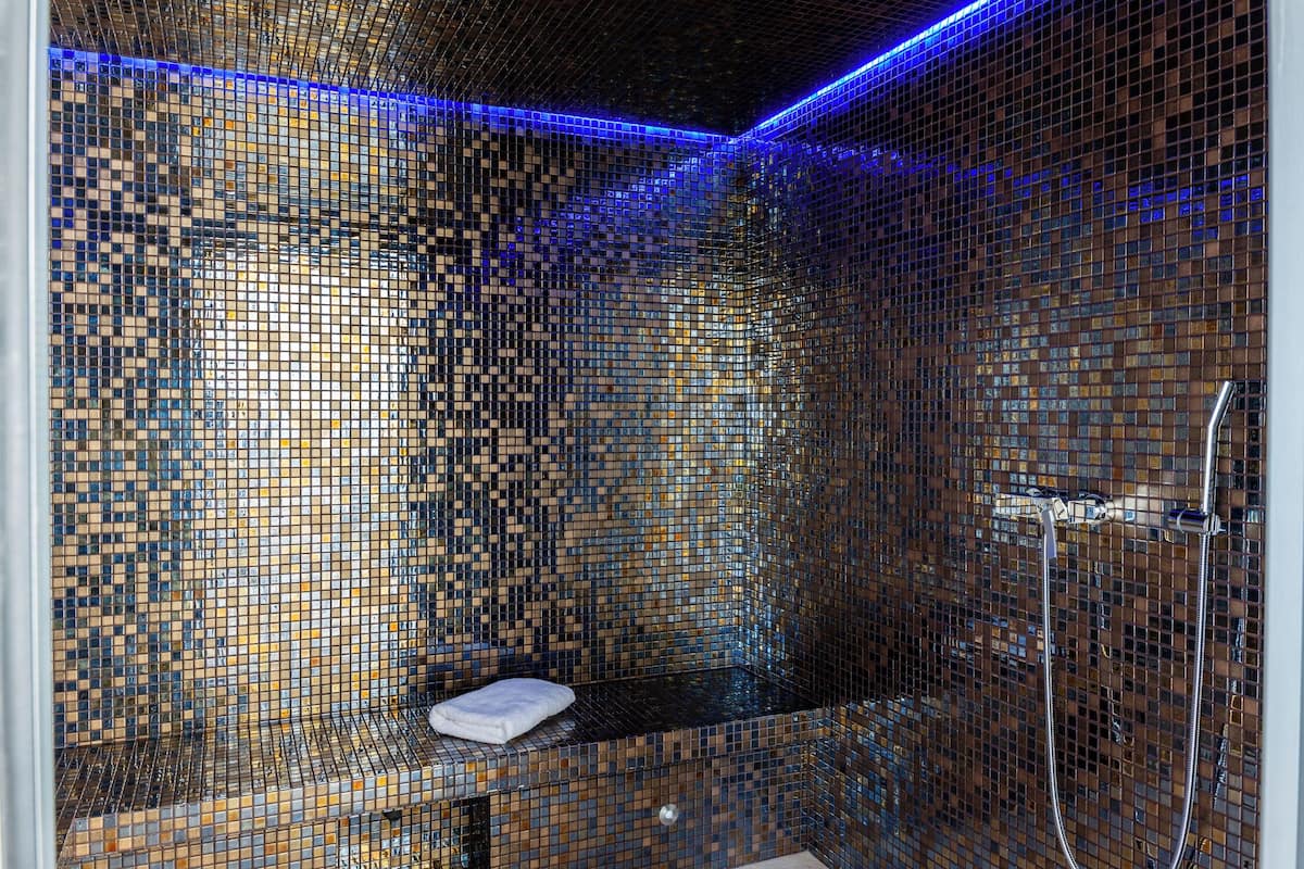 sauna, hot tub, steam room, body treatments, body wraps, body scrubs