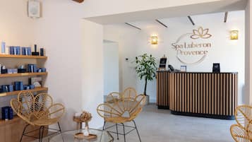 Een sauna, een bubbelbad, een stoombad, lichaamsbehandelingen