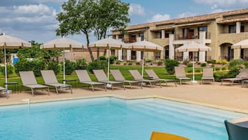 Daily buffet breakfast (EUR 16 per person)