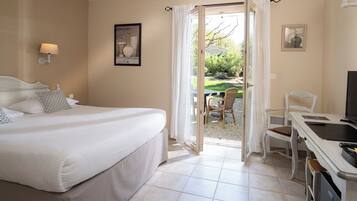 Chambre Double Standard, terrasse | Minibar, coffres-forts dans les chambres, décoration personnalisée