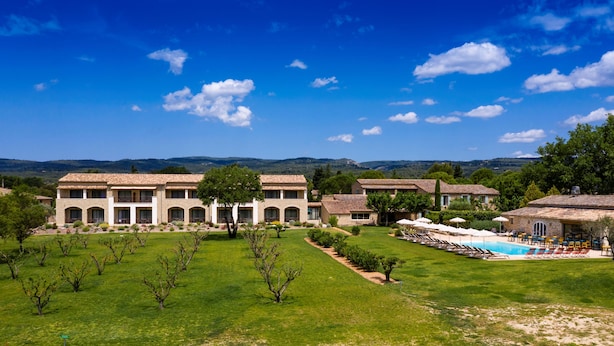 A resort with multiple villas, a swimming pool, and a well-maintained lawn. - Mas de la Senancole & Spa (Gordes)