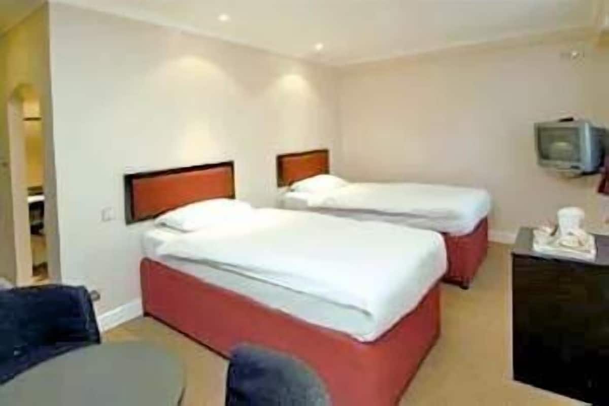 Twin Room | In-room safe, desk
