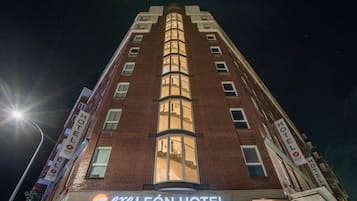 Voorkant accommodatie - avond/nacht