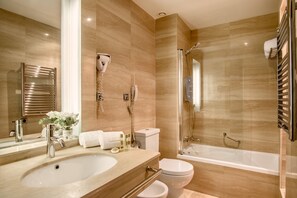  milieuvriendelijk toiletgerief, een haardroger, een bidet, handdoeken