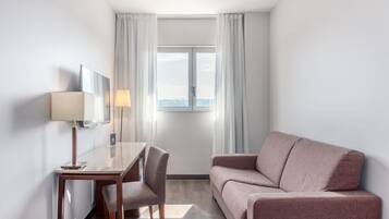 Tweepersoonskamer, uitzicht op stad | Een kluis op de kamer, een bureau, gratis wifi, beddengoed