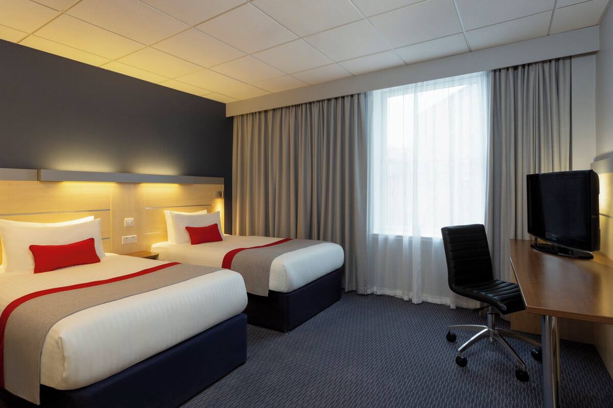 1 bedroom, hypo-allergenic bedding, desk, blackout curtains