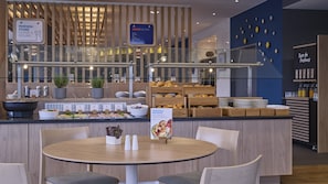 Free daily buffet breakfast  - Holiday Inn Express Düsseldorf City North by IHG (Düsseldorf)