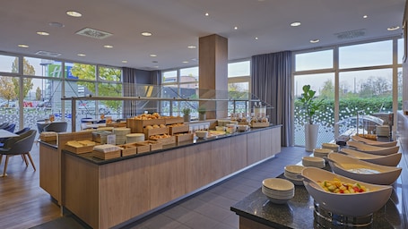 Free daily buffet breakfast . Holiday Inn Express Düsseldorf City North by IHG