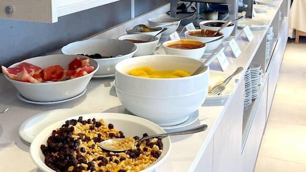 Un buffet proposant une variété de plats et d'ustensiles.