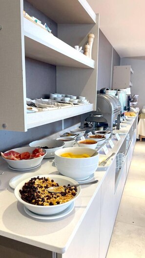 En buffet med forskellige retter og bestik.