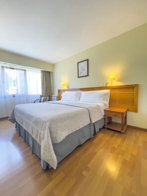 Standard-Dreibettzimmer | Minibar, Zimmersafe, schallisolierte Zimmer, kostenlose Babybetten