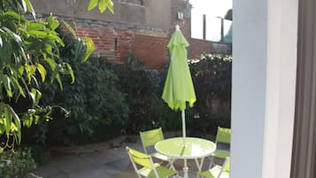Habitación cuádruple | Escritorio, tabla de planchar con plancha, wifi gratis y ropa de cama