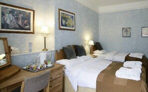 Desk, iron/ironing board, free WiFi, bed sheets - Ambassador Hotel (Brighton)