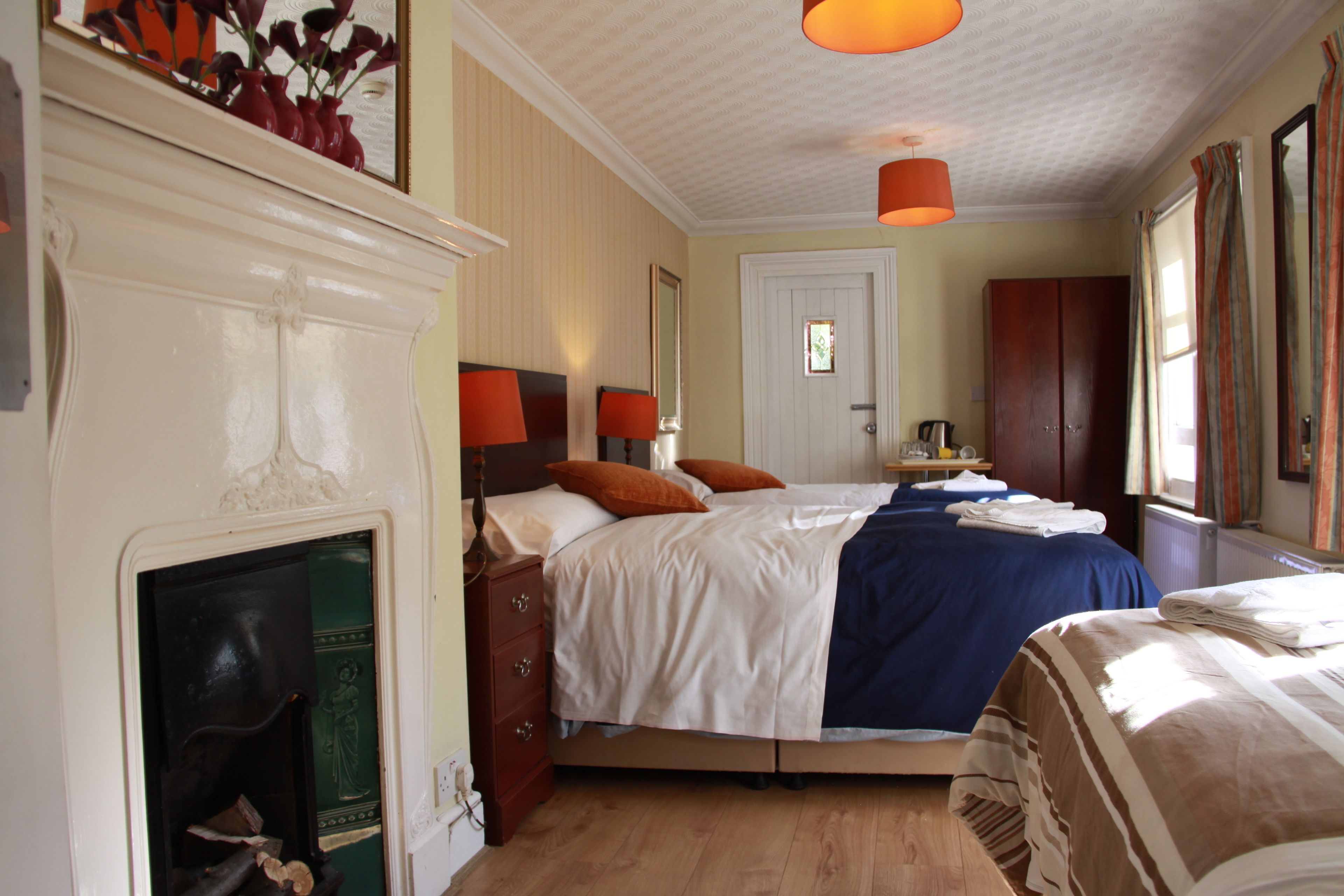 Neljän hengen huone | Työpöytä, silitysrauta/-lauta, ilmainen Wi-Fi, vuodevaatteet