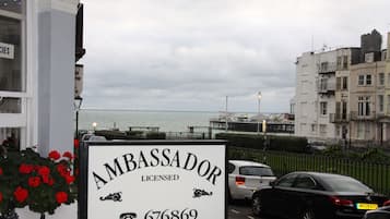 Fyrbäddsrum | Skrivbord, strykjärn/strykbräda, gratis wi-fi och sängkläder