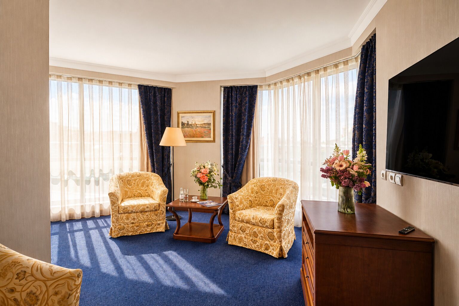 Deluxe Suite | Minibar, in-room safe, desk, blackout curtains