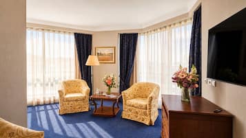 Deluxe Suite | Minibar, in-room safe, desk, blackout curtains