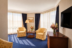 Minibar, coffres-forts dans les chambres, bureau, rideaux occultants