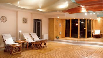 Frigobar, cofres nos quartos, escrivaninha, cortinas blackout