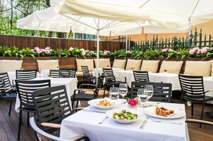 Lunch and dinner served