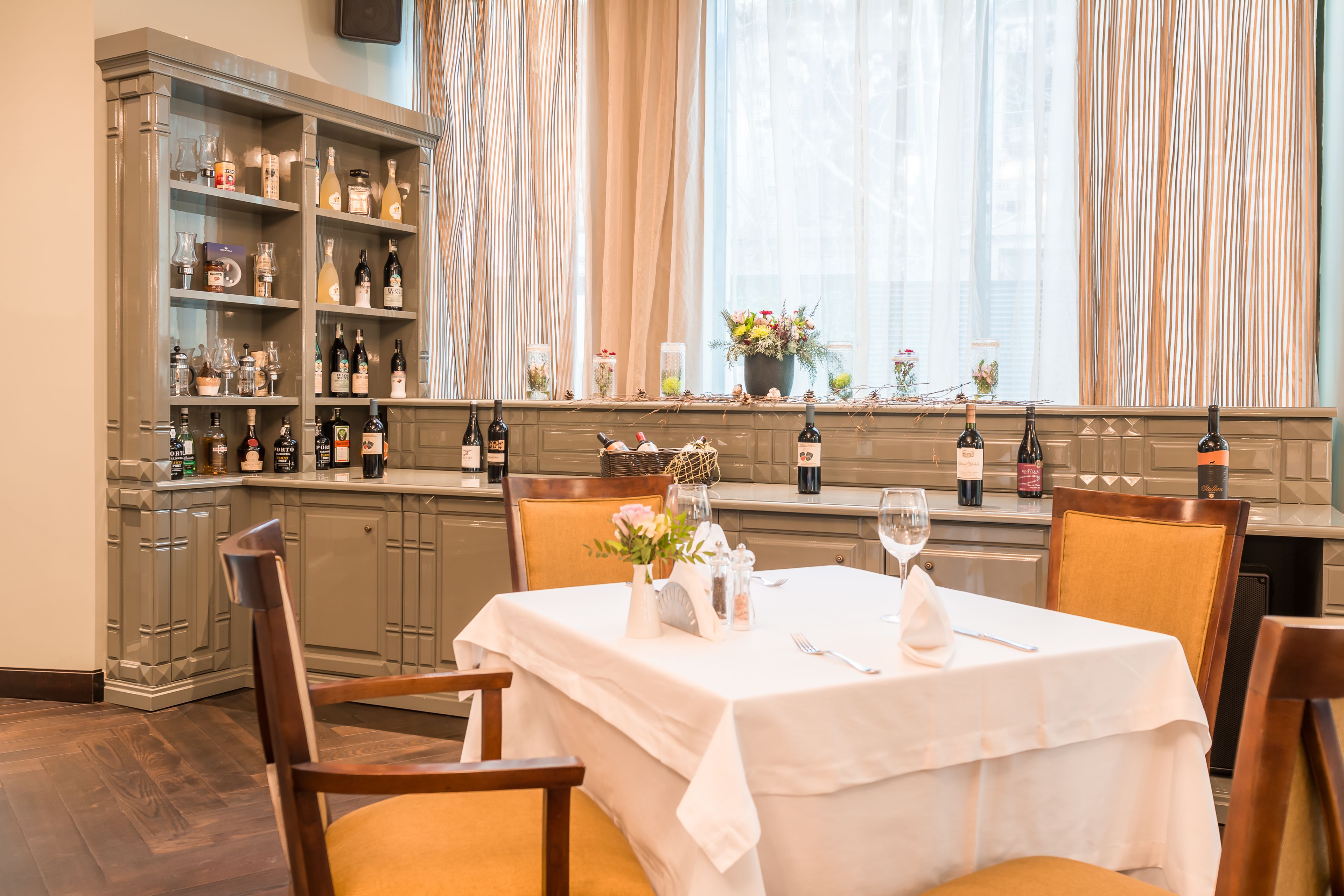 lunch and dinner served