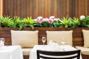 Der serveres frokost og aftensmad