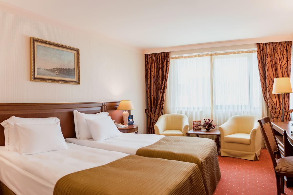 Habitación ejecutiva con 2 camas individuales | Minibar, caja de seguridad en la habitación y escritorio