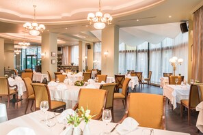 Lunch and dinner served