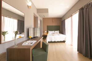 Suite junior, vistas al mar | Minibar, caja fuerte, escritorio y cortinas opacas