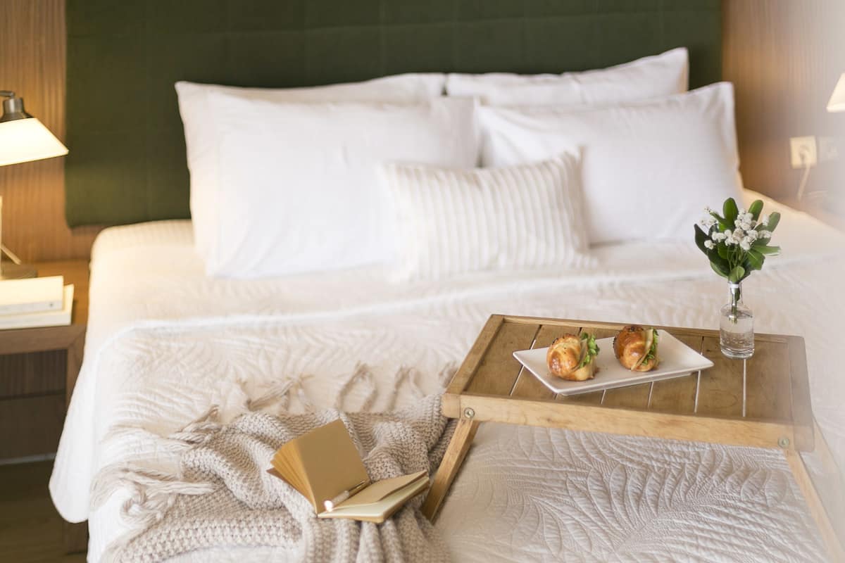 Minibar, coffres-forts dans les chambres, bureau, rideaux occultants
