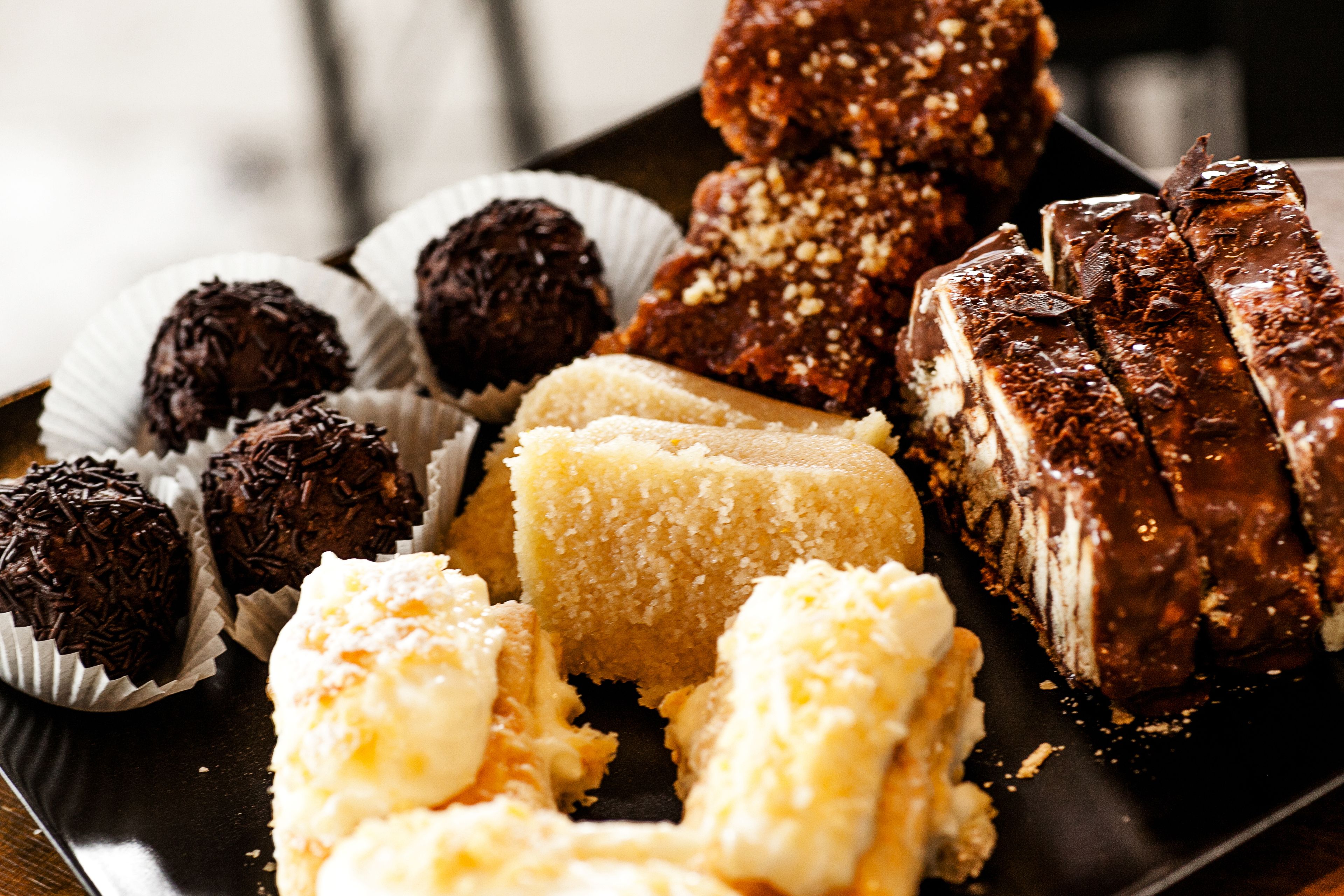 Verschiedene Desserts, darunter Schokoladentruffels und ein Kuchen mit streuseliger Krume.