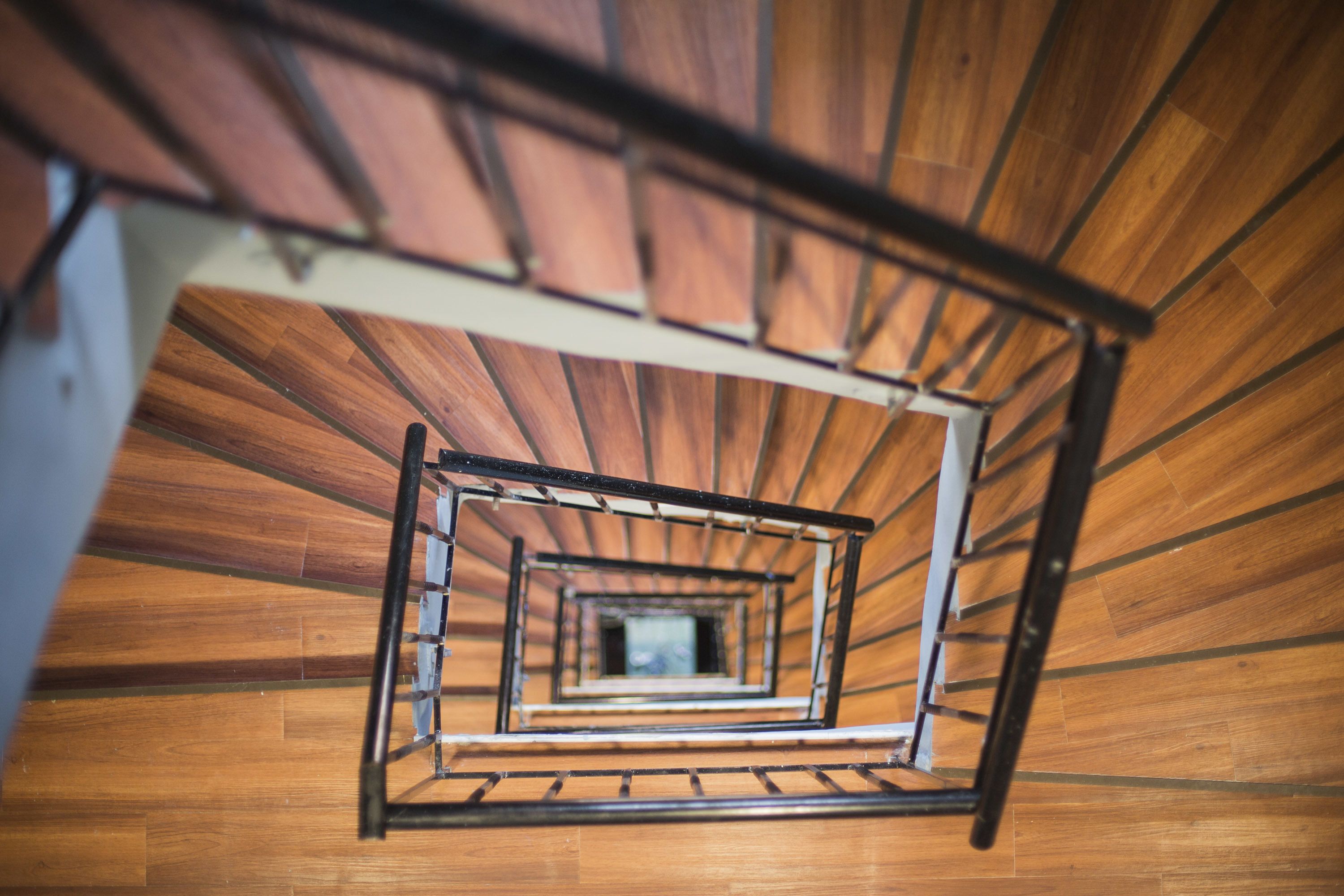 Eine Wendeltreppe mit Holzwänden und Metallgeländern.