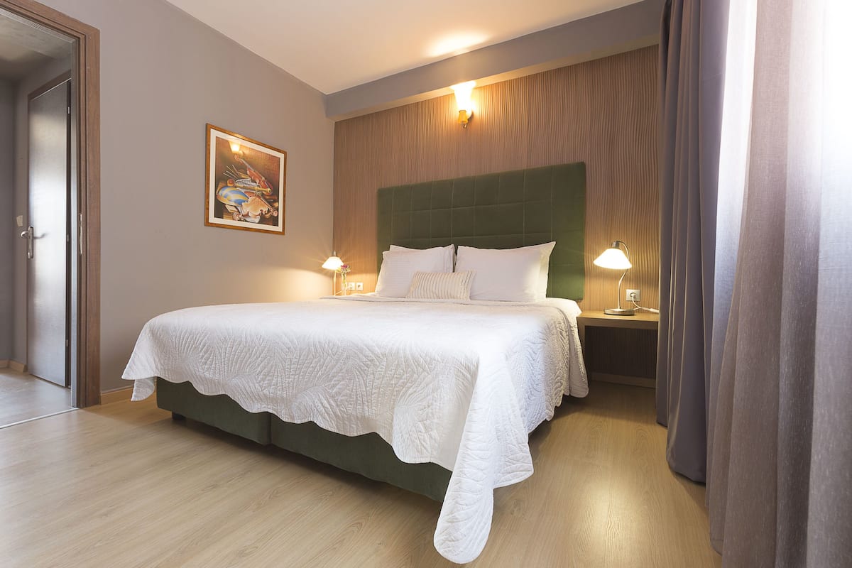 Comfort Suite, Sea View | Minibar, in-room safe, desk, blackout drapes