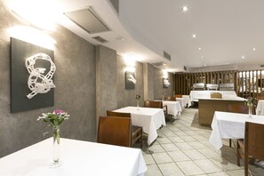 بوفيه فطور يوميًا بتكلفة قدرها (10 EUR للشخص)