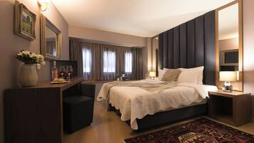 Chambre Double Confort | Minibar, coffres-forts dans les chambres, bureau, rideaux occultants