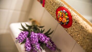 Suihku, ilmaiset hygieniatuotteet, hiustenkuivaaja, pyyhkeet