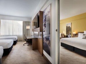 ميني بار وخزنة داخل الغرفة ومكتب وتجهيزات عازلة للصوت