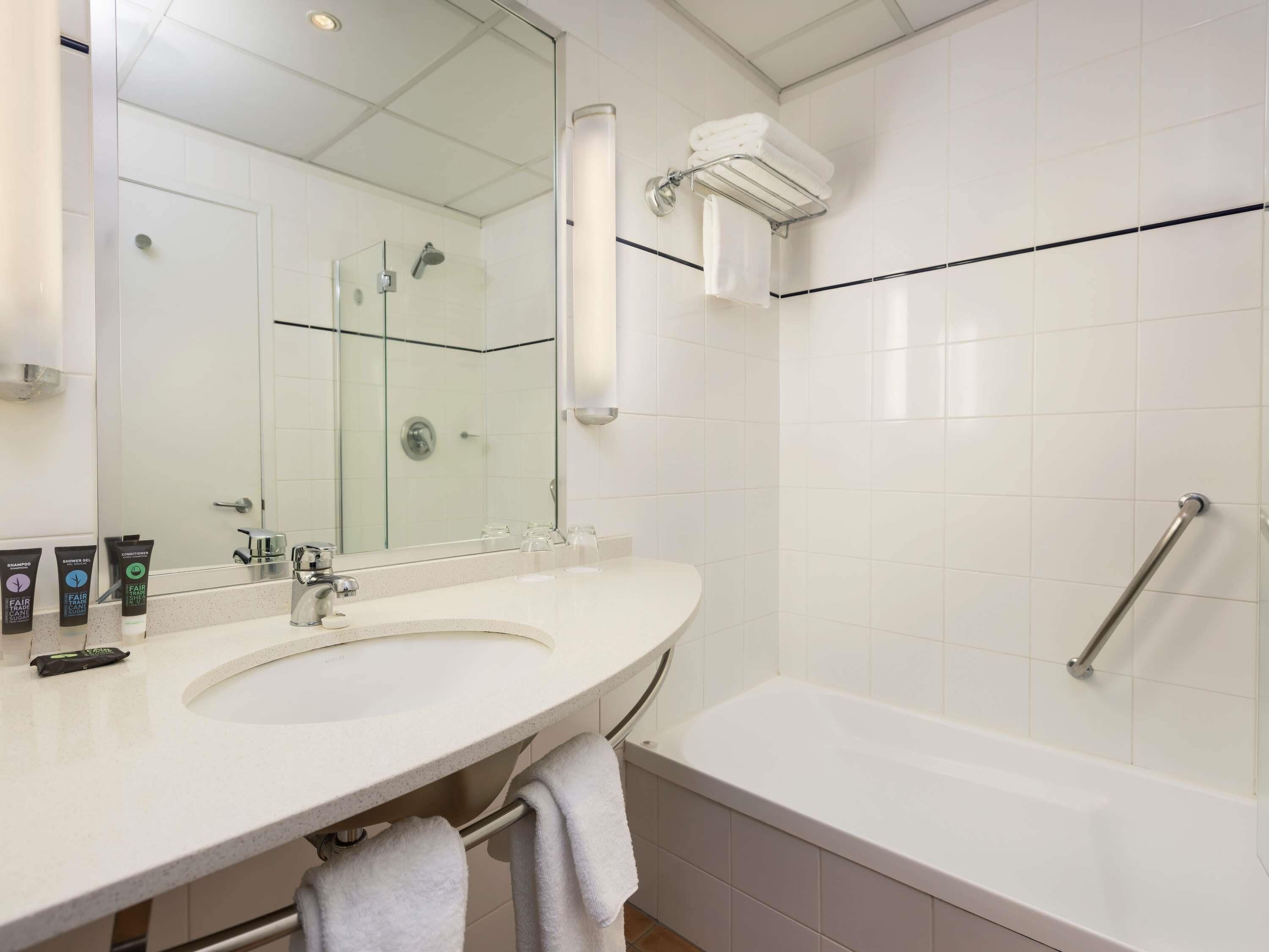 มินิบาร์, ตู้นิรภัยในห้องพัก, โต๊ะทำงาน, ห้องเก็บเสียง