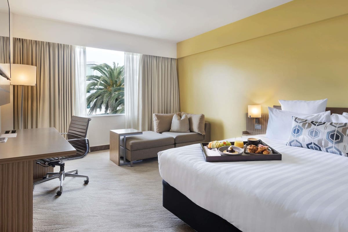 Executive Room, 1 King Bed | 1 bedroom, minibar, in-room safe, desk