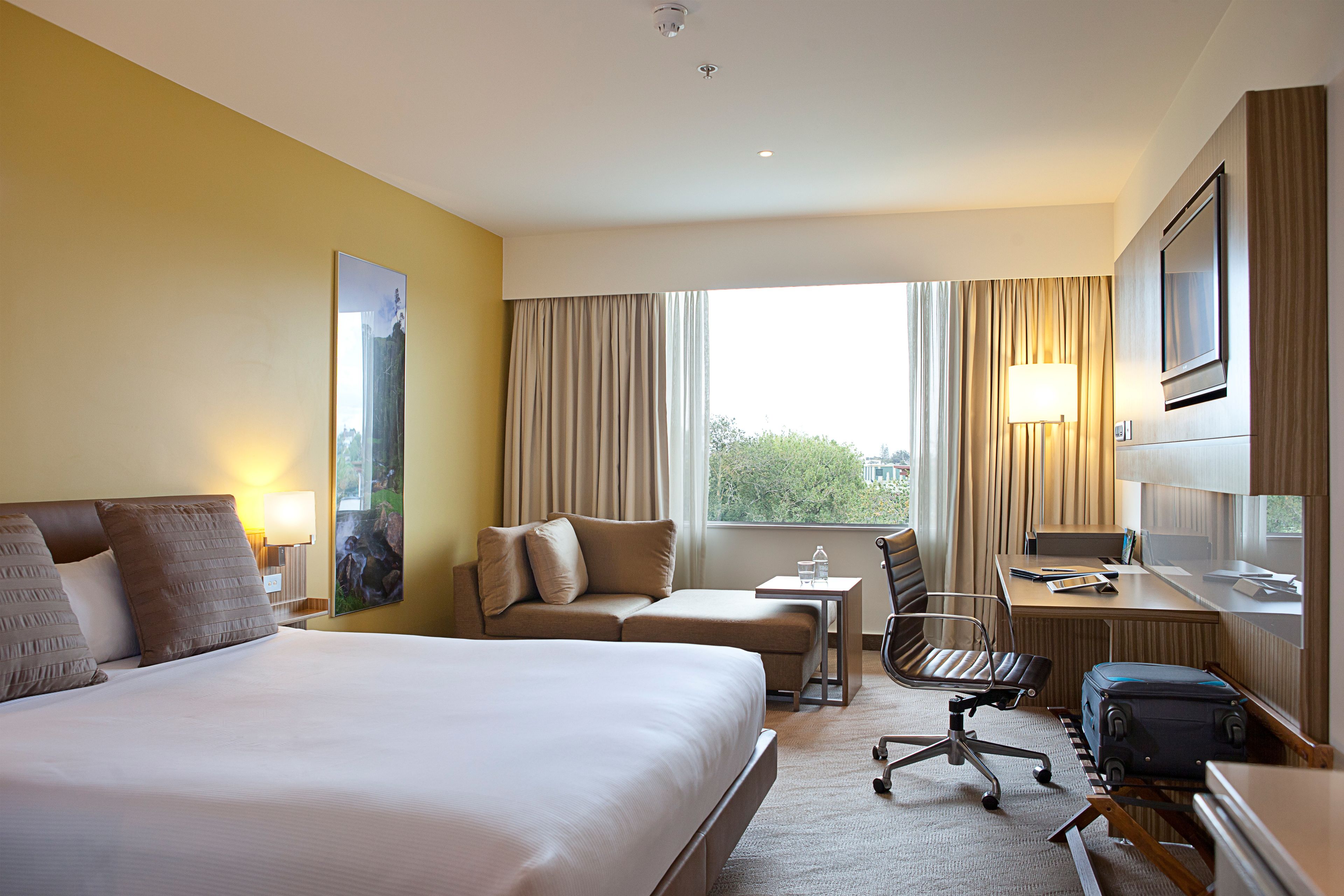 executive room, 1 king bed | 1 bedroom, minibar, in-room safe, desk