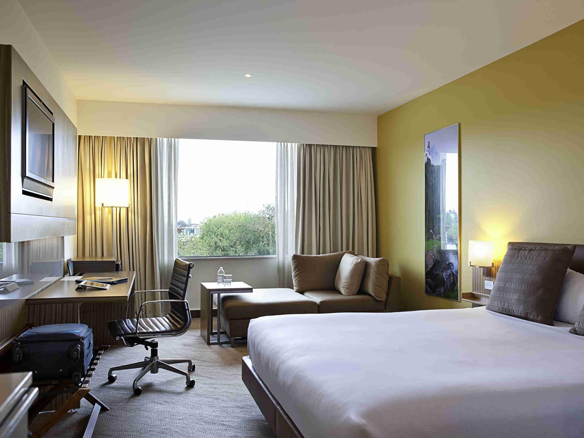 Superior Room, 1 King Bed | Minibar, in-room safe, desk, laptop workspace