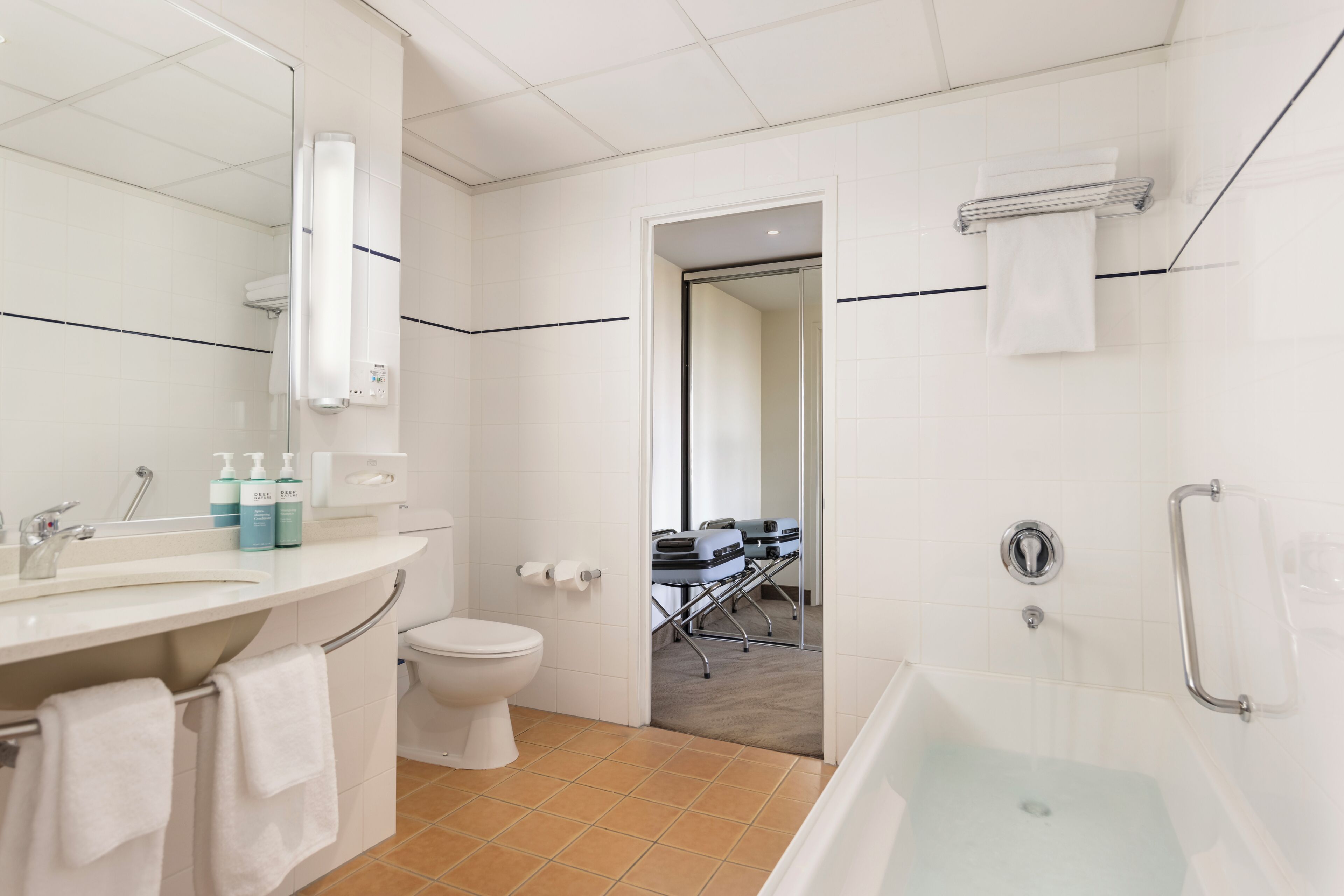 Un baño moderno con bañera, inodoro y lavabo.