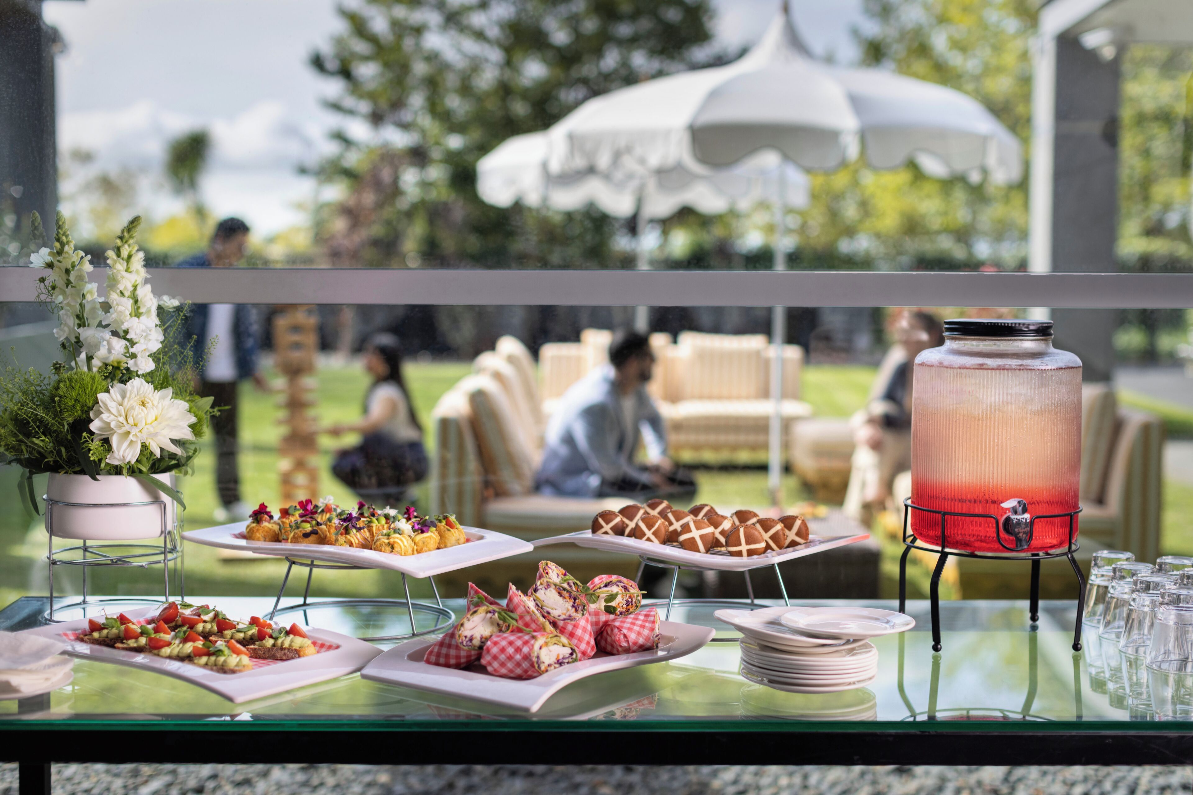 Een buffet met diverse gerechten en een groot drankdispenser.