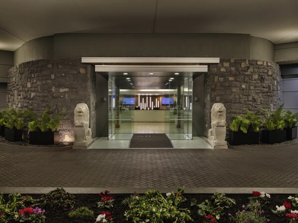 Ein Hotel mit Steinfassade, einer Rezeption und Zimmerpflanzen.