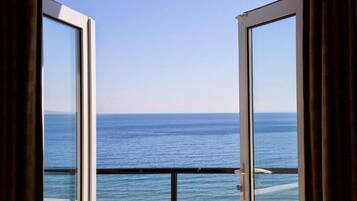 Quarto superior, 1 cama de casal (with view) | Roupas de cama premium, escrivaninha, ferros/tábuas de passar roupa