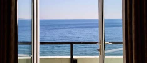 Premium bedding, desk, iron/ironing board, free rollaway beds