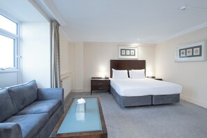 Habitación doble ejecutiva | Ropa de cama de alta calidad y escritorio